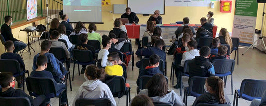 ENTUSIASMO E COINVOLGIMENTO TRA GLI ALUNNI DELLE SCUOLE MEDIE PER LA PRESENZA DEL CUOCO MARIO AVALLONE AL PROGETTO DEL GAL CREA-MED.