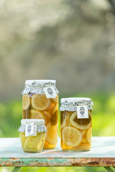 I Limoni di Riviera: tre vasetti di diverse dimensioni con fette di limone in sciroppo
